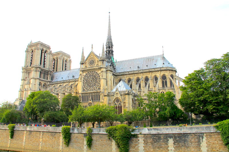 widok na katedre Notre Dame w Paryzu podczas spaceru wzdluz Sekwany